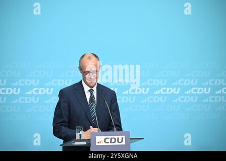 Berlin, Allemagne. 23 septembre 2024. Friedrich Merz, président de la CDU, rit lors d’une conférence de presse de la CDU. Les élections d'État dans le Brandebourg ont eu lieu le 22 septembre. Crédit : Sebastian Christoph Gollnow/dpa/Alamy Live News Banque D'Images