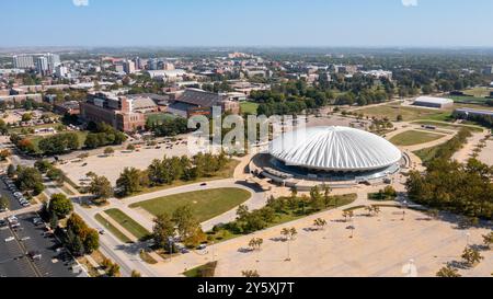 Vue aérienne du Memorial Stadium et du State Farm Center de l'Université de l'Illinois pour les équipes sportives et les événements Fighting Illini. Banque D'Images