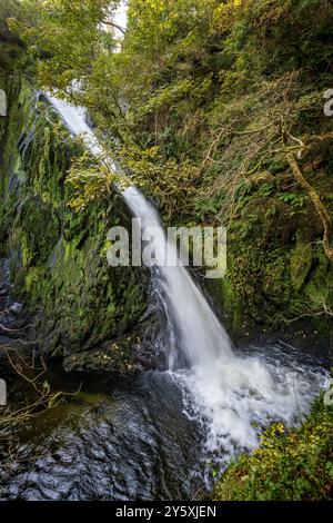 La cascade de Ceunant Mawr ou la cascade du grand ravin au-dessus de Llanberis dans le nord du pays de Galles également connue sous le nom de chutes de Llanberis. Banque D'Images