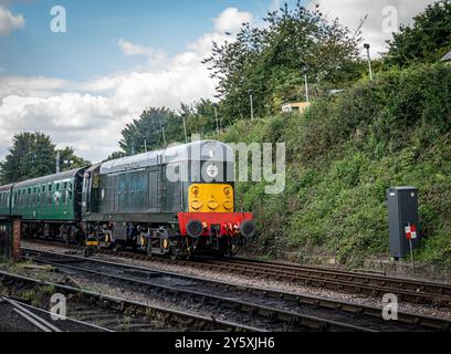 Un moteur diesel s'approche de la station Ropley sur la ligne Watercress. Banque D'Images