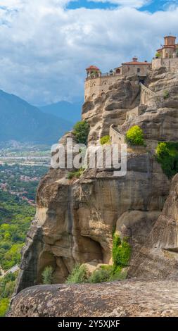 Météores, Kalabaka, Grèce. Monastère. Panorama de hautes roches et montagnes avec monastères. jour nuageux. Vue aérienne Banque D'Images