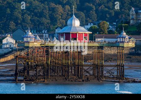 Bangor Pier vu de l'île d'Anglesey YNS mon à travers le détroit de Menai dans le nord du pays de Galles. Banque D'Images