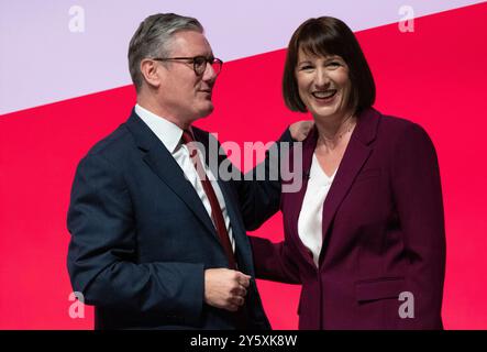 Liverpool, Royaume-Uni. 23 septembre 2024. Rachel Reeves discours du chancelier. Serrant la main de Keir Starmer lors de la deuxième journée de la conférence du Parti travailliste 2024 à Liverpool, Royaume-Uni. 23 septembre 2024. Photo : garyroberts/worldwidefeatures.com photo : garyroberts/worldwidefeatures.com crédit : GaryRobertsphotography/Alamy Live News Banque D'Images