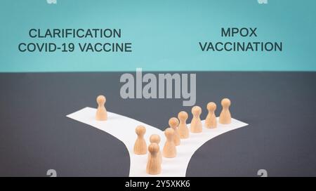 Foule de gens suivent le chemin de la vaccination mpox, on veut des éclaircissements sur le vaccin covid-19, la propagande, la théorie du complot, les médias et la manipulation Banque D'Images