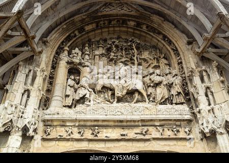 Église notre-Dame de la Neuville de Corbie et son tympan sculpté Banque D'Images