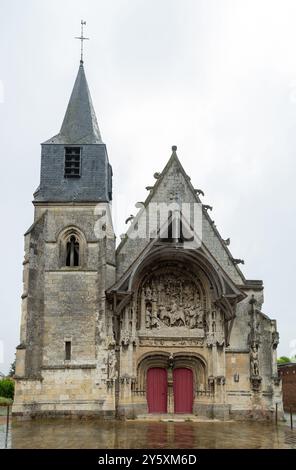 Église notre-Dame de la Neuville de Corbie et son tympan sculpté Banque D'Images