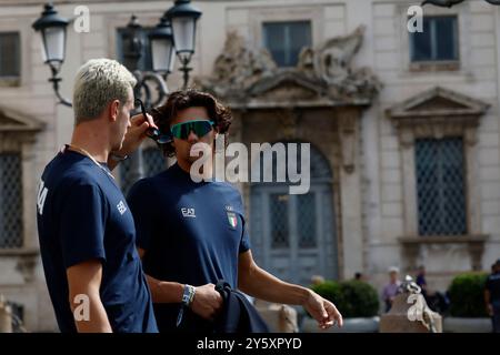 Thomas Ceccon, Paolo Conte Bonin Atleti della nazionale escono dal Quirinale dopo la cerimonia per la riconsegna delle bandiere con il Presidente della Repubblica Sergio Mattarella Roma, Italia &#x2014;Luned&#xec; 23 Settembre 2024 - Cronaca - (foto di Cecilia Fabiano/LaPresse) Thomas Ceccon, Paolo Conte Bonin avec les athlètes de l'équipe nationale quitte le Quirinal après la cérémonie des drapeaux avec le Président de la République Sergio Mattarella Rome, Italie - lundi 19 septembre 2024 - Actualités - (photo de Cecilia Fabiano/LaPresse) Banque D'Images