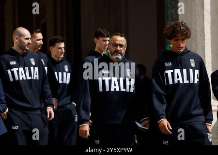 Roma, Italie. 23 septembre 2024. Atleti della nazionale escono dal Quirinale dopo la cerimonia per la riconsegna delle bandiere con il Presidente della Repubblica Sergio Mattarella Roma, Italia &#x2014;Luned&#xec ; 23 Settembre 2024 - Cronaca - (foto di Cecilia Fabiano/LaPresse) les athlètes de l'équipe nationale quittent le Quirinale après la cérémonie des drapeaux avec le Président de la République Sergio Mattarella, Italie Sergio Mattarella - News - Cecilia Fabiano/LaPecy, septembre 2024 - News - Cecy, Italie - Cecy Banque D'Images