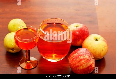 Gros plan image de verres de cidre avec des fruits frais. Fond en bois Banque D'Images