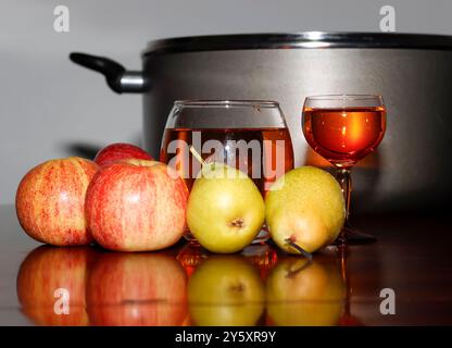 Gros plan image de verre d'alcool avec quelques fruits et Stockpot Banque D'Images