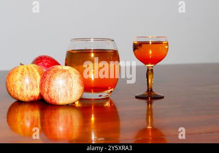 Gros plan image de verres de jus de pomme avec pomme fraîche. Arrière-plan lumineux Banque D'Images