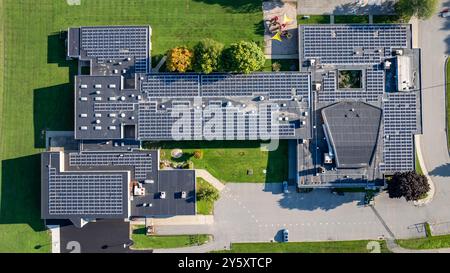 Panneaux solaires photo aérienne installer sur un toit plat commercial, scolaire, industriel. Banque D'Images