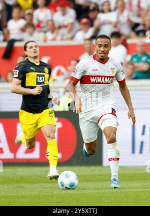 Stuttgart, Allemagne. 22 septembre 2024. GER, Stuttgart, 1. Bundesliga, football, VfB Stuttgart - Borussia Dortmund, MHPArena, 22 septembre 2024, match de championnat, 4ème journée, hommes, saison 2024/25 f.le. Marcel Sabitzer (Borussia Dortmund, 20 ans) contre Jamie Leweling (VFB Stuttgart, 18 ans). Crédit : HMB Media/Alamy Live News Banque D'Images