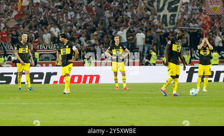 Stuttgart, Allemagne. 22 septembre 2024. GER, Stuttgart, 1. Bundesliga, football, VfB Stuttgart - Borussia Dortmund, MHPArena, 22 septembre 2024, match de championnat, 4ème journée, hommes, saison 2024/25 f.le. Niklas Suele (Borussia Dortmund, 25), Sacha Boey (FC Bayern Muenchen, 23), Matthijs de Ligt (FC Bayern Muenchen, 4), Felix Nmecha (Borussia Dortmund, 8) et Marcel Sabitzer (Borussia Dortmund, 20) après leur défaite contre Stuttgart crédit : HMB Media/Alamy Live News Banque D'Images