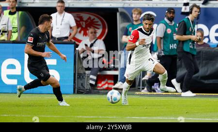 Francfort, Deutschland. 10 août 2024. GER, Francfort, 1. Bundesliga, football, Eintracht Frankfurt - Borussia Moenchengladbach, Deutsche Bank Park, 21 septembre 2024, match de championnat, 4ème journée, hommes, saison 2024/25 f.le. Joe Sally (Borussia Moenchengladbach, 29) et Omar Marmoush (Eintracht Francfort, 7) . Crédit : HMB Media/Alamy Live News Banque D'Images