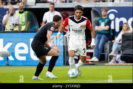 Francfort, Deutschland. 21 septembre 2024. GER, Francfort, 1. Bundesliga, football, Eintracht Frankfurt - Borussia Moenchengladbach, Deutsche Bank Park, 21 septembre 2024, match de championnat, 4ème journée, hommes, saison 2024/25 f.le. Joe Sally (Borussia Moenchengladbach, 29) et Omar Marmoush (Eintracht Francfort, 7) . Crédit : HMB Media/Alamy Live News Banque D'Images