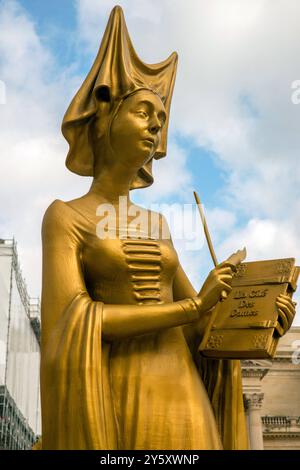 Les statues des 'dix femmes d'or' révélées lors de la cérémonie d'ouverture des Jeux Olympiques de Paris 2024 ont pris place dans la Cour d'honneur de l'Assemblée nationale, où elles sont exposées jusqu'au 5 octobre dans le cadre d'une exposition gratuite. Dix grandes statues dorées représentant des femmes qui ont marqué l’histoire de France (Olympe de Gouges, Alice Milliat, Gisèle Halimi, Simone de Beauvoir, Paulette Nardal, Jeanne Barret, Louise Michel, Christine de Pizan, Alice Guy et Simone Veil) dans les domaines de la science, de l'art, de la littérature, de la politique ou du sport, accompagnés d'attributs (blouse d'avocat Banque D'Images