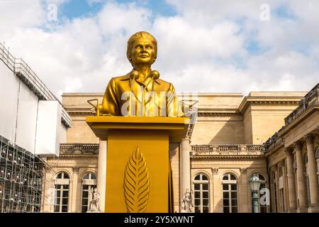 Les statues des 'dix femmes d'or' révélées lors de la cérémonie d'ouverture des Jeux Olympiques de Paris 2024 ont pris place dans la Cour d'honneur de l'Assemblée nationale, où elles sont exposées jusqu'au 5 octobre dans le cadre d'une exposition gratuite. Dix grandes statues dorées représentant des femmes qui ont marqué l’histoire de France (Olympe de Gouges, Alice Milliat, Gisèle Halimi, Simone de Beauvoir, Paulette Nardal, Jeanne Barret, Louise Michel, Christine de Pizan, Alice Guy et Simone Veil) dans les domaines de la science, de l'art, de la littérature, de la politique ou du sport, accompagnés d'attributs (blouse d'avocat Banque D'Images