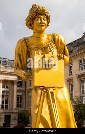 Les statues des 'dix femmes d'or' révélées lors de la cérémonie d'ouverture des Jeux Olympiques de Paris 2024 ont pris place dans la Cour d'honneur de l'Assemblée nationale, où elles sont exposées jusqu'au 5 octobre dans le cadre d'une exposition gratuite. Dix grandes statues dorées représentant des femmes qui ont marqué l’histoire de France (Olympe de Gouges, Alice Milliat, Gisèle Halimi, Simone de Beauvoir, Paulette Nardal, Jeanne Barret, Louise Michel, Christine de Pizan, Alice Guy et Simone Veil) dans les domaines de la science, de l'art, de la littérature, de la politique ou du sport, accompagnés d'attributs (blouse d'avocat Banque D'Images