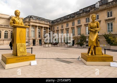 Les statues des 'dix femmes d'or' révélées lors de la cérémonie d'ouverture des Jeux Olympiques de Paris 2024 ont pris place dans la Cour d'honneur de l'Assemblée nationale, où elles sont exposées jusqu'au 5 octobre dans le cadre d'une exposition gratuite. Dix grandes statues dorées représentant des femmes qui ont marqué l’histoire de France (Olympe de Gouges, Alice Milliat, Gisèle Halimi, Simone de Beauvoir, Paulette Nardal, Jeanne Barret, Louise Michel, Christine de Pizan, Alice Guy et Simone Veil) dans les domaines de la science, de l'art, de la littérature, de la politique ou du sport, accompagnés d'attributs (blouse d'avocat Banque D'Images