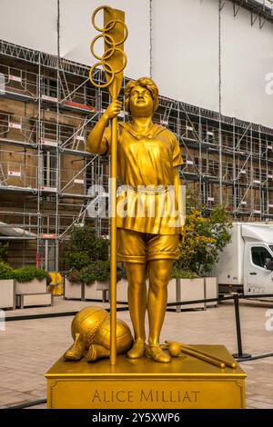 Les statues des 'dix femmes d'or' révélées lors de la cérémonie d'ouverture des Jeux Olympiques de Paris 2024 ont pris place dans la Cour d'honneur de l'Assemblée nationale, où elles sont exposées jusqu'au 5 octobre dans le cadre d'une exposition gratuite. Dix grandes statues dorées représentant des femmes qui ont marqué l’histoire de France (Olympe de Gouges, Alice Milliat, Gisèle Halimi, Simone de Beauvoir, Paulette Nardal, Jeanne Barret, Louise Michel, Christine de Pizan, Alice Guy et Simone Veil) dans les domaines de la science, de l'art, de la littérature, de la politique ou du sport, accompagnés d'attributs (blouse d'avocat Banque D'Images