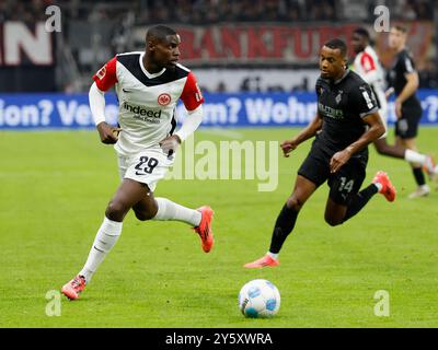 Francfort, Deutschland. 21 septembre 2024. GER, Francfort, 1. Bundesliga, football, Eintracht Frankfurt - Borussia Moenchengladbach, Deutsche Bank Park, 21 septembre 2024, match de championnat, 4ème journée, hommes, saison 2024/25 f.le. Niels Nkounkou (Eintracht Francfort, 29) et Alassane Plea (Borussia Moenchengladbach, 14). Crédit : HMB Media/Alamy Live News Banque D'Images