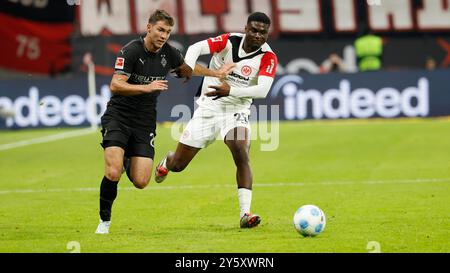 Francfort, Deutschland. 21 septembre 2024. GER, Francfort, 1. Bundesliga, football, Eintracht Frankfurt - Borussia Moenchengladbach, Deutsche Bank Park, 21 septembre 2024, match de championnat, 4ème journée, hommes, saison 2024/25 f.le. Joe Sally (Borussia Moenchengladbach, 29) contre Junior Dina Ebimbe (Eintracht Frankfurt, 26). Crédit : HMB Media/Alamy Live News Banque D'Images