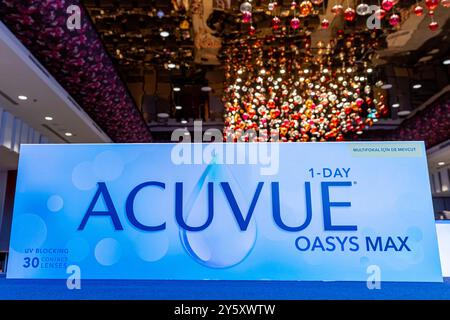 Istanbul Turquie 28 avril 2024 ; lentilles oculaires Acuvue oasys max, lentilles oculaires de nouvelle technologie avec filtre de lumière bleue. Istanbul, Turquie. Banque D'Images