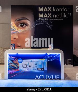 Istanbul Turquie 28 avril 2024 ; lentilles oculaires Acuvue oasys max, lentilles oculaires de nouvelle technologie avec filtre de lumière bleue. Istanbul, Turquie. Banque D'Images