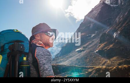 Portrait Jeune randonneur homme randonneur profitant de la vue sur la vallée dans Makalu Barun Park route près de Khare pendant la marche d'acclimatation de haute altitude. tr. Pic Mera Banque D'Images