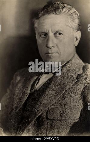1925 , Rome , ITALIE : le célèbre réalisateur américain FRED NIBLO ( 1874 - 1948 ) au moment de la réalisation du film BEN HUR ( 1925 ), avec Ramon Novarro, mais après avoir complètement tourné à Hollywood . Photographe inconnu . - CINEMA MUTO - FILM MUET - REGISTA CINEMATOGRAFICO - portrait - ritratto - HISTOIRE - FOTO STORICHE - papillon - cravate - cravatta --- Archivio GBB Banque D'Images