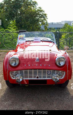 Suresnes, France 09.21.2024. Une belle voiture rouge vintage Triumph TR3 lors d'une exposition en plein air à Suresnes, près de Paris Banque D'Images