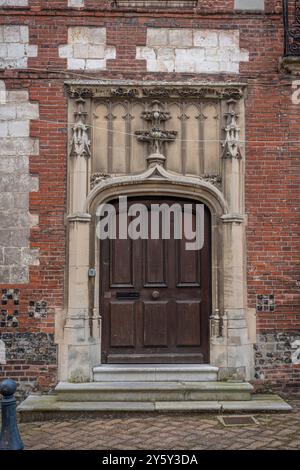 Eu, France - 09 21 2024 : vue sur la façade d'une maison avec une porte d'entrée Renaissance en bois avec encadrement en pierre Banque D'Images