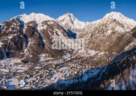 Vue aérienne hivernale du village des Claux avec le sommet du Mont Pelvoux recouvert de neige. Parc national des Ecrins, Vallée de la Vallouise, Hautes-Alpes (Alpes) France Banque D'Images