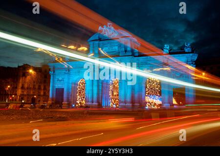 Puerta de Alcala illuminé en bleu et lumière traînée, vue de nuit. Madrid, Espagne. Banque D'Images