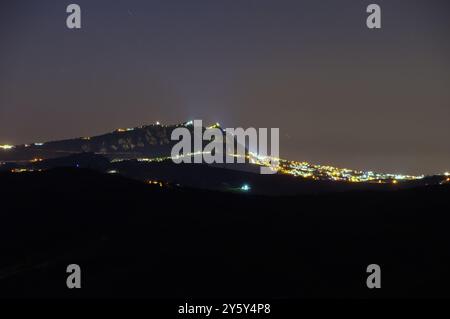 Il profilo del Monte Titano di San Marino in notturna Banque D'Images