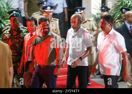 Colombo, Sri Lanka. 22 septembre 2024. Anura Kumara Dissanayake, présidente élue du Sri Lanka, au centre, quitte la Commission électorale du Sri Lanka après l'annonce des résultats de l'élection présidentielle à Colombo. (Photo de Saman Abesiriwardana/Pacific Press) crédit : Pacific Press Media production Corp./Alamy Live News Banque D'Images