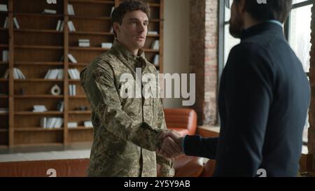 Sérieux officier masculin caucasien dans le camouflage Ukraine uniforme homme militaire soldat de l'armée Guy patient poignée de main serrant la main saluant mature Banque D'Images