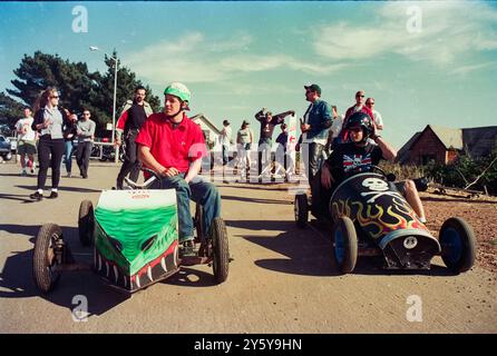 Les participants s’alignent au début du Derby illégal de Soapbox de San Francisco à l’automne 1995. Des voitures maison savonneuses aux motifs colorés, dont une avec un dragon féroce et une autre ornée de flammes et d'un crâne, se préparent pour une course dans les rues escarpées. Les spectateurs et les coureurs se rassemblent pour l'événement souterrain qui capture l'esprit rebelle de la ville. Banque D'Images