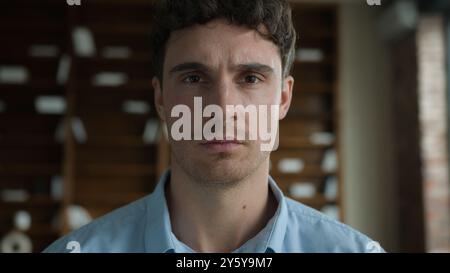 Déprimé sérieux jeune homme d'affaires caucasien homme d'affaires homme d'affaires fatigué homme d'affaires triste client entrepreneur portrait filmé regardant la caméra à l'intérieur Banque D'Images