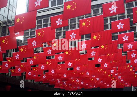 Des drapeaux nationaux de Chine et des drapeaux de la RAS de Hong Kong sont accrochés dans la rue pour célébrer le 75e anniversaire de la fondation de la République populaire de Chine Banque D'Images