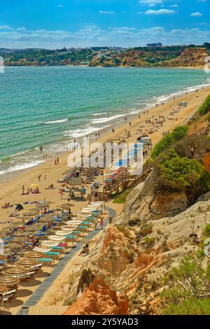 Plage de Praia da Falésia dans le village de Falésia, près d'Albufeira, Algarve occidentale, Portugal. Banque D'Images