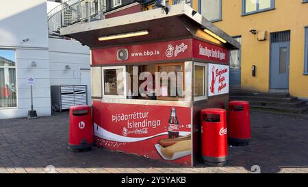 Reykjavik, Islande - 3 septembre 2024 : le célèbre kiosque à hot-dogs Baejarins Beztu Pylsur. Réputé pour être les meilleurs hot-dogs au monde. Tous les jours, custome Banque D'Images