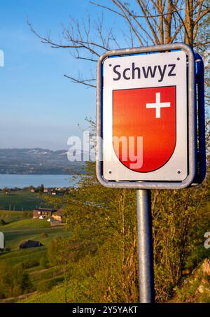 Hutten, Suisse - 25 avril 2024 : panneau de signalisation à Hutten marquant le début du canton de Schwyz. Banque D'Images