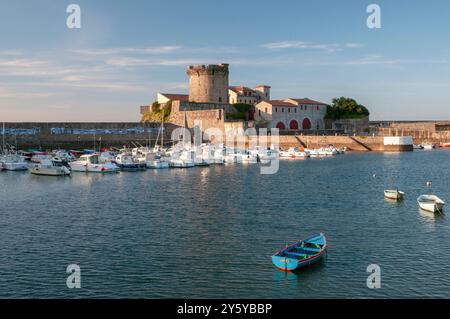 Forteresse Socoa (XVIIe siècle) et port de plaisance, Ciboure, baie de Saint-Jean-de-Luz, Pyrénées-Atlantiques (64), région Nouvelle-Aquitaine, France Banque D'Images