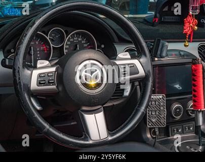 Suzhou, Chine - 30 mars 2019 : vue rapprochée d'un intérieur Mazda modifié présentant le volant et le tableau de bord d'une automobile Banque D'Images