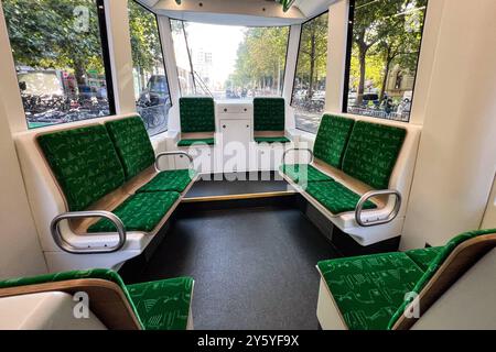 AM Ende der Bahn gibt noch einmal einen grösseren Platz für zehn person oder Gruppen. Die neue MVB-Straßenbahn FLEXITY Hat am Samstag à Magdeburg ihre Jungfernfahrt gehabt. Anlässlich des 125-jährigen Jubiläums der Magdeburger Verkehrsbetriebe MVB wird die Straßenbahn BEI einem Fest auf dem Willy-Brandt-Platz vorgestellt. Die MVB haben 35 modelle der neuen Generation BEI Alstom à Bautzen bestellt. Die MVB haben nach eigenen Angaben 35 Modelle BEI Alstom im sächsischen Bautzen bestellt C Lebensdauer rund 32 Jahre.190 Millionen kostet die Entwicklung, der Bau und die Anschaffung der 35 Triebwa Banque D'Images