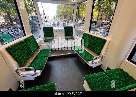 AM Ende der Bahn gibt noch einmal einen grösseren Platz für zehn person oder Gruppen. Die neue MVB-Straßenbahn FLEXITY Hat am Samstag à Magdeburg ihre Jungfernfahrt gehabt. Anlässlich des 125-jährigen Jubiläums der Magdeburger Verkehrsbetriebe MVB wird die Straßenbahn BEI einem Fest auf dem Willy-Brandt-Platz vorgestellt. Die MVB haben 35 modelle der neuen Generation BEI Alstom à Bautzen bestellt. Die MVB haben nach eigenen Angaben 35 Modelle BEI Alstom im sächsischen Bautzen bestellt C Lebensdauer rund 32 Jahre.190 Millionen kostet die Entwicklung, der Bau und die Anschaffung der 35 Triebwa Banque D'Images