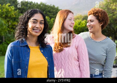 Traîner dehors, diverses femmes amies souriant et profitant du temps ensemble Banque D'Images