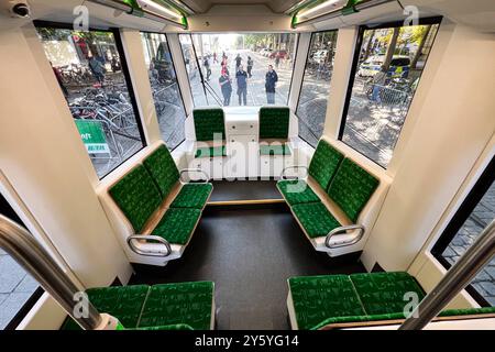 AM Ende der Bahn gibt noch einmal einen grösseren Platz für zehn person oder Gruppen. Die neue MVB-Straßenbahn FLEXITY Hat am Samstag à Magdeburg ihre Jungfernfahrt gehabt. Anlässlich des 125-jährigen Jubiläums der Magdeburger Verkehrsbetriebe MVB wird die Straßenbahn BEI einem Fest auf dem Willy-Brandt-Platz vorgestellt. Die MVB haben 35 modelle der neuen Generation BEI Alstom à Bautzen bestellt. Die MVB haben nach eigenen Angaben 35 Modelle BEI Alstom im sächsischen Bautzen bestellt C Lebensdauer rund 32 Jahre.190 Millionen kostet die Entwicklung, der Bau und die Anschaffung der 35 Triebwa Banque D'Images